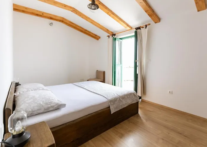 Robinson House Vitane