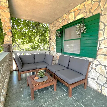 Robinson House Vitane Tkon