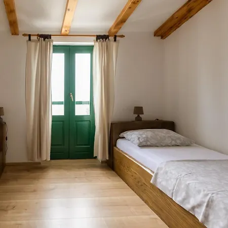 Robinson House Vitane *